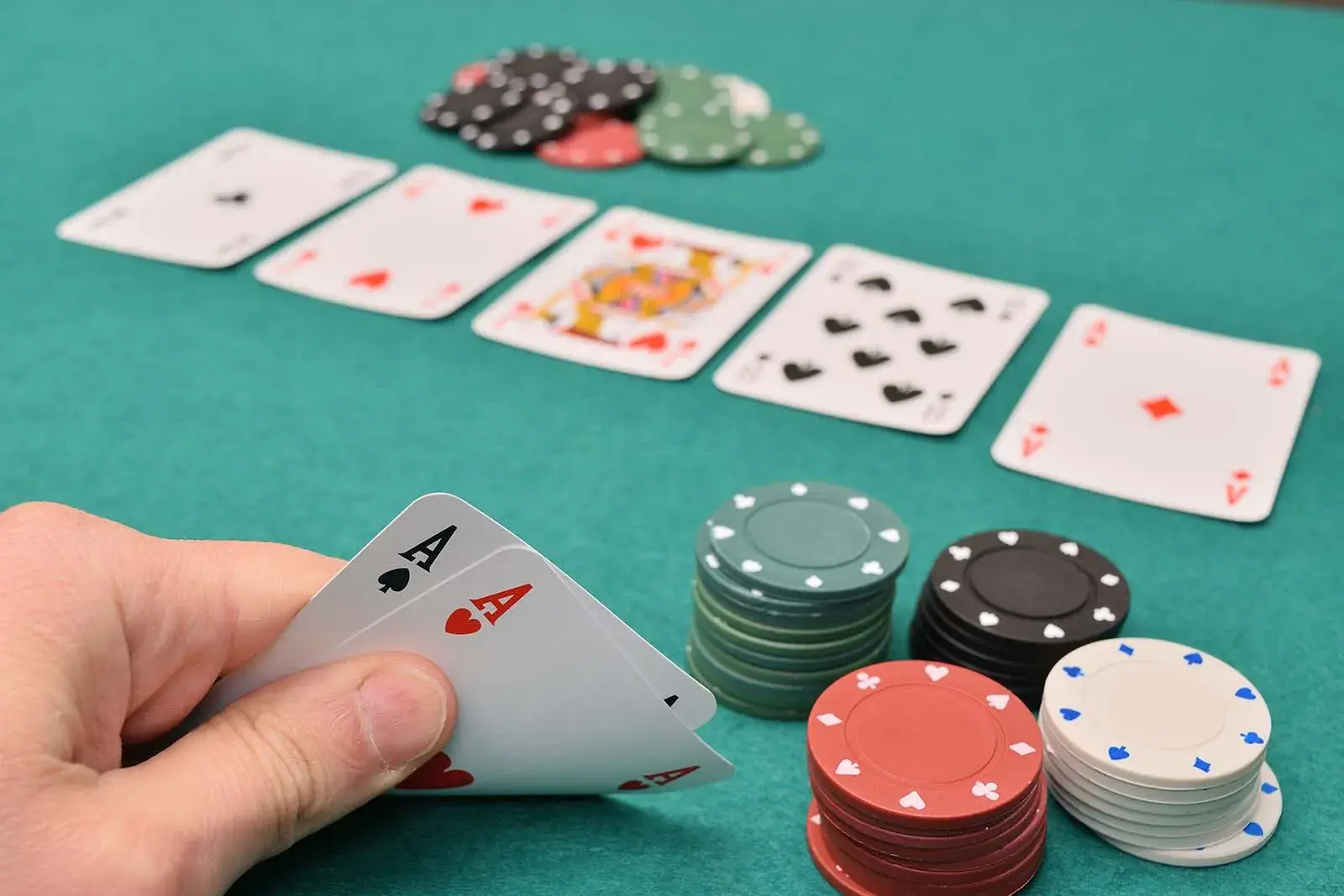 Hướng Dẫn Cách Chia Bài Poker Chi Tiết Từ A - Z Cho Người Mới